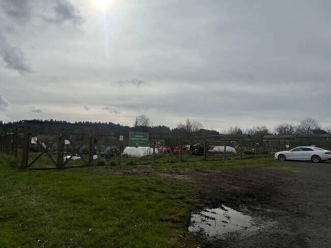 Building Photo - Cozy Cottage close to everything!