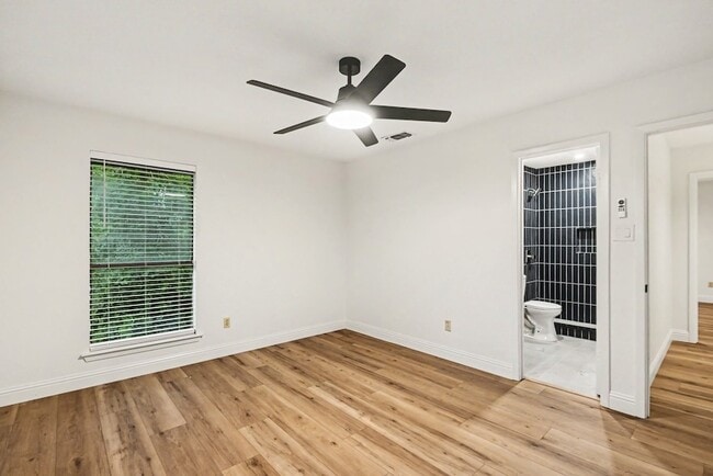 Building Photo - 2101 Mistletoe Ave