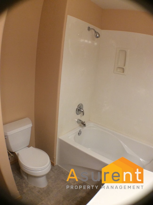 Building Photo - 2-Bedroom Townhouse Close to Hospitals, Great Private, Central Location!
