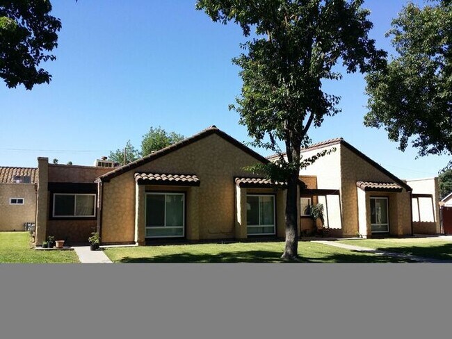 Building Photo - Modesto 2 Bedroom 1 Bathroom Town Home