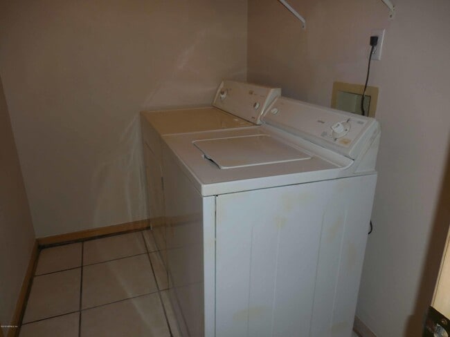 Building Photo - 2024 Hovington Cir W