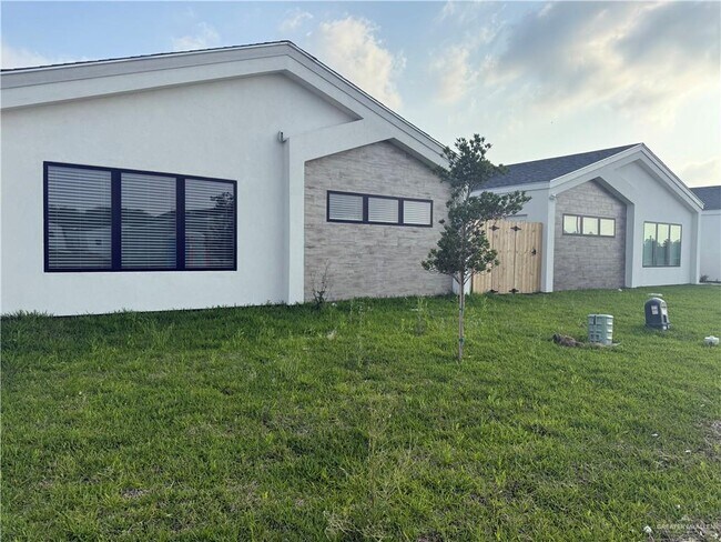 Building Photo - 18 Brownjay Rd