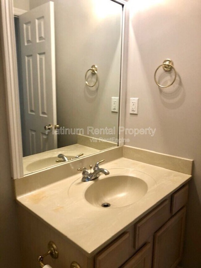 Building Photo - 6574 Meadow Green Cir