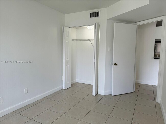Building Photo - 10410 SW 157th Ct