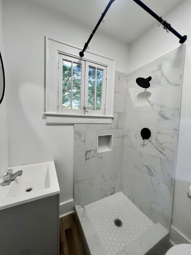 Building Photo - Charming 4-Bedroom Home for Rent/Sale