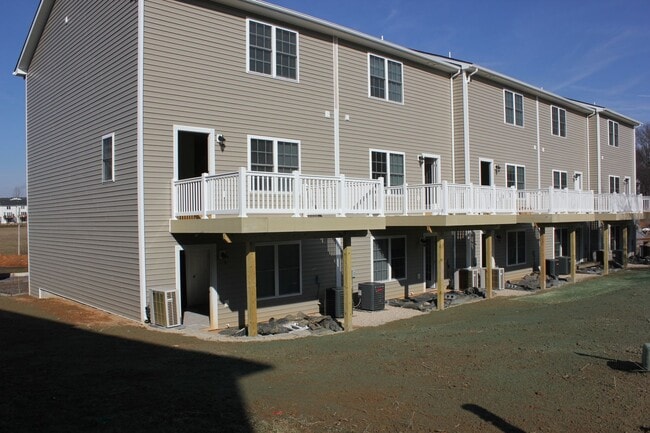 Building Photo - Two Master Suite Apartment Townhouse