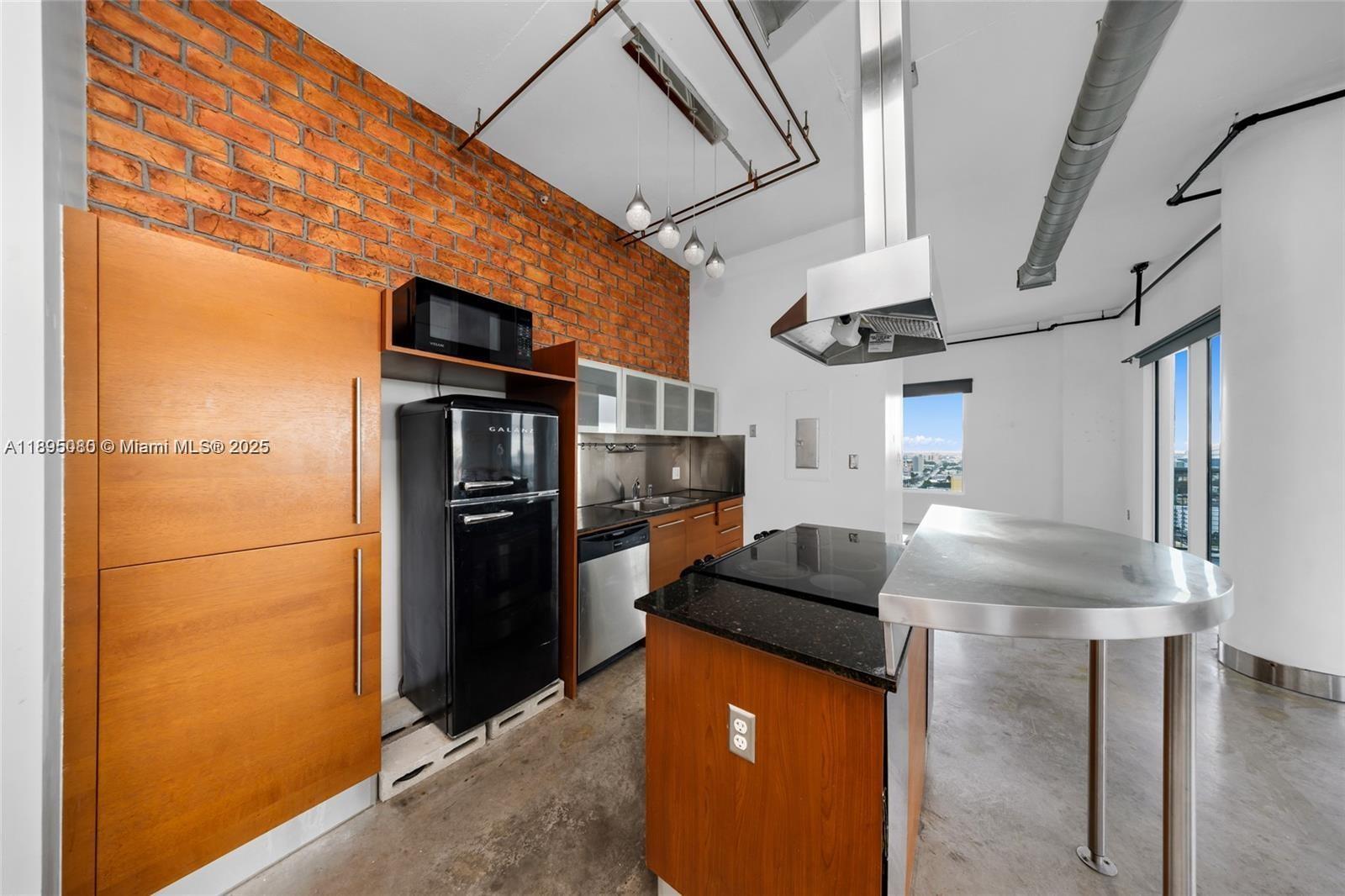 Building Photo - 10 SW South River Dr