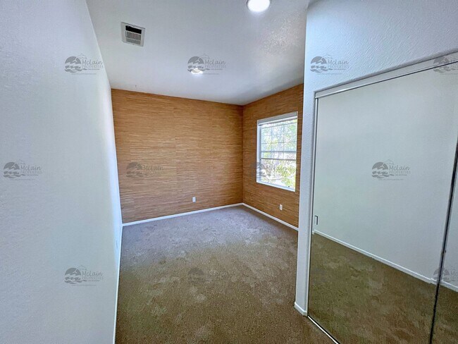 Building Photo - End unit 4 Bedroom House Available Now in ...