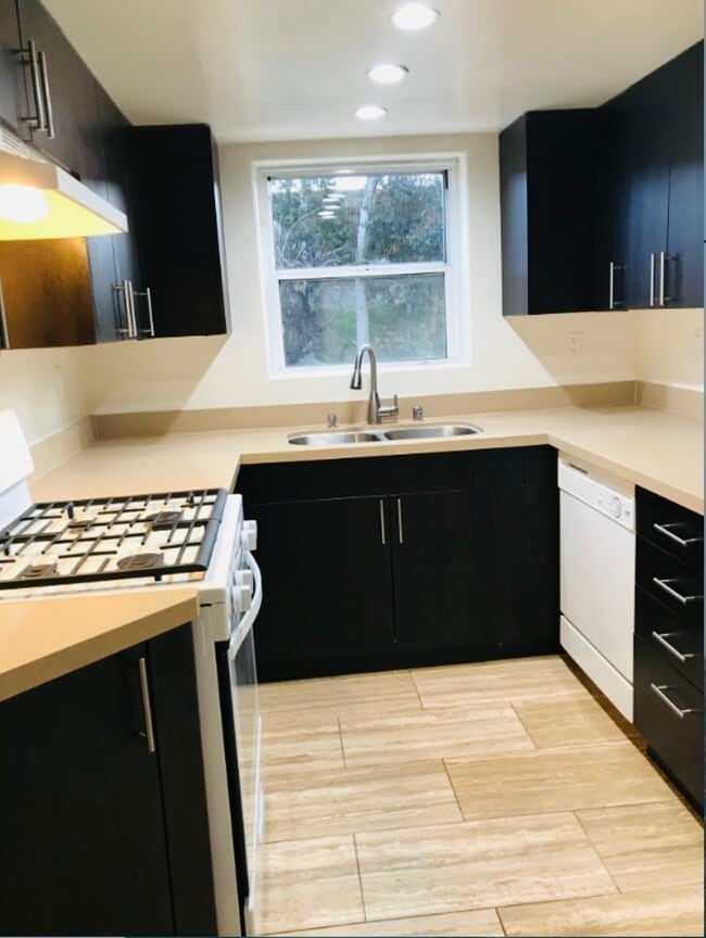 Building Photo - 13012 Riverside Dr