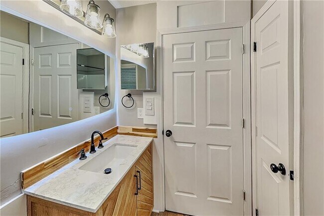 Building Photo - 985 Crystal Water Dr SE