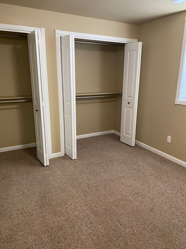 Building Photo - 3 Bedroom House with a 2 Garage in Heights