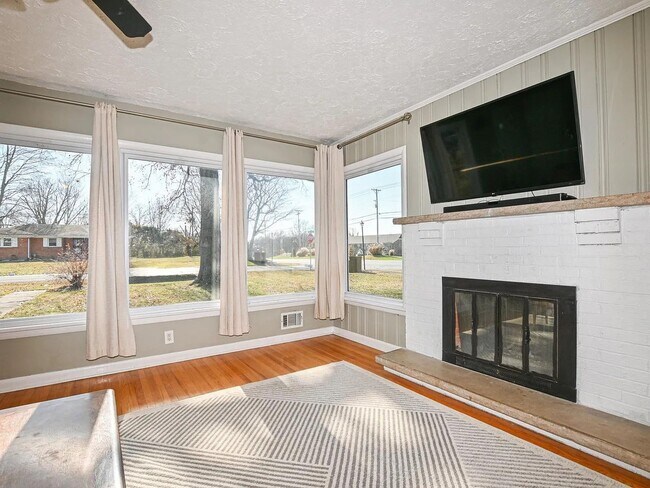 Building Photo - Large Corner Lot
