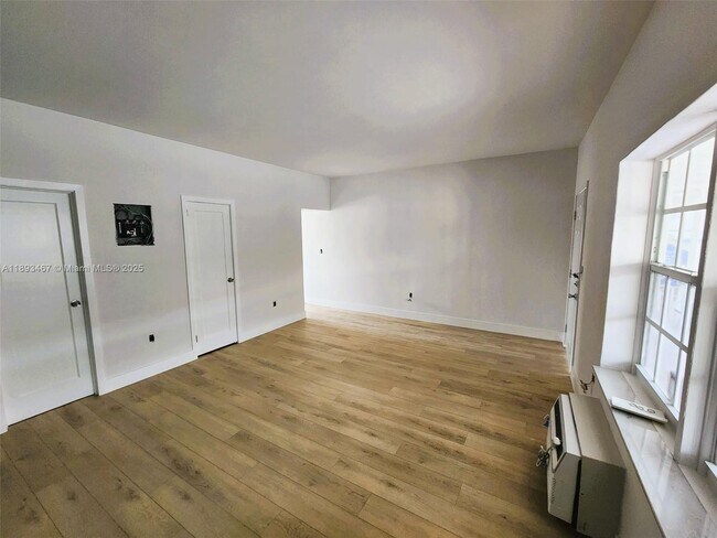 Building Photo - 7611 Harding Ave