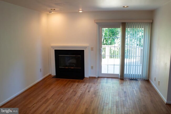 Building Photo - 432 Country Club Dr