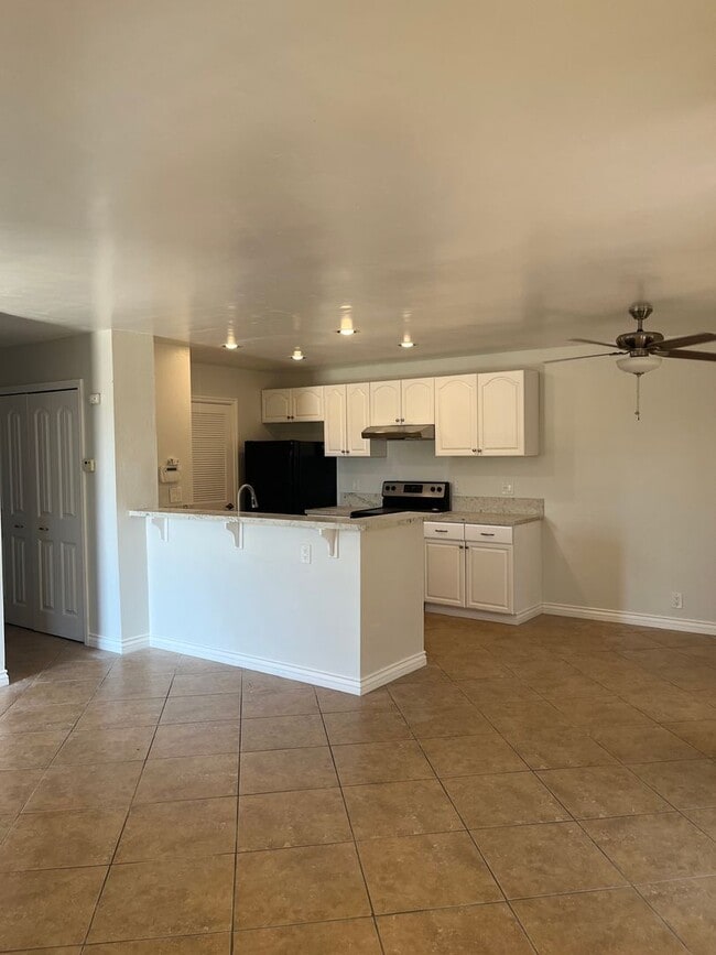 Building Photo - Beautiful 2 Bedroom/1 Bath Floor Level Rem...