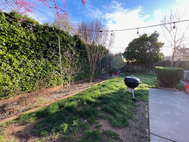Building Photo - Beautiful 3 BDRM, 2 BATH Home w/ American ...