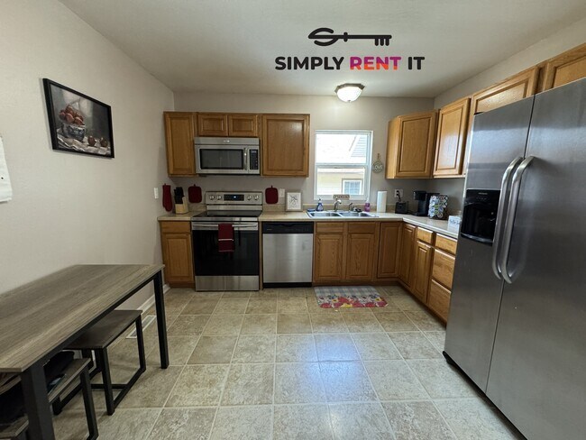 Building Photo - Updated 3+ Bedroom, 1.5 Bath Avail Aug 1st