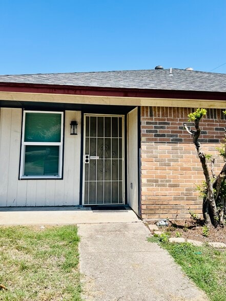Primary Photo - 2525 Esquire Dr