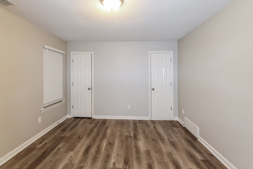 Building Photo - 7138 Queens Crown Ct