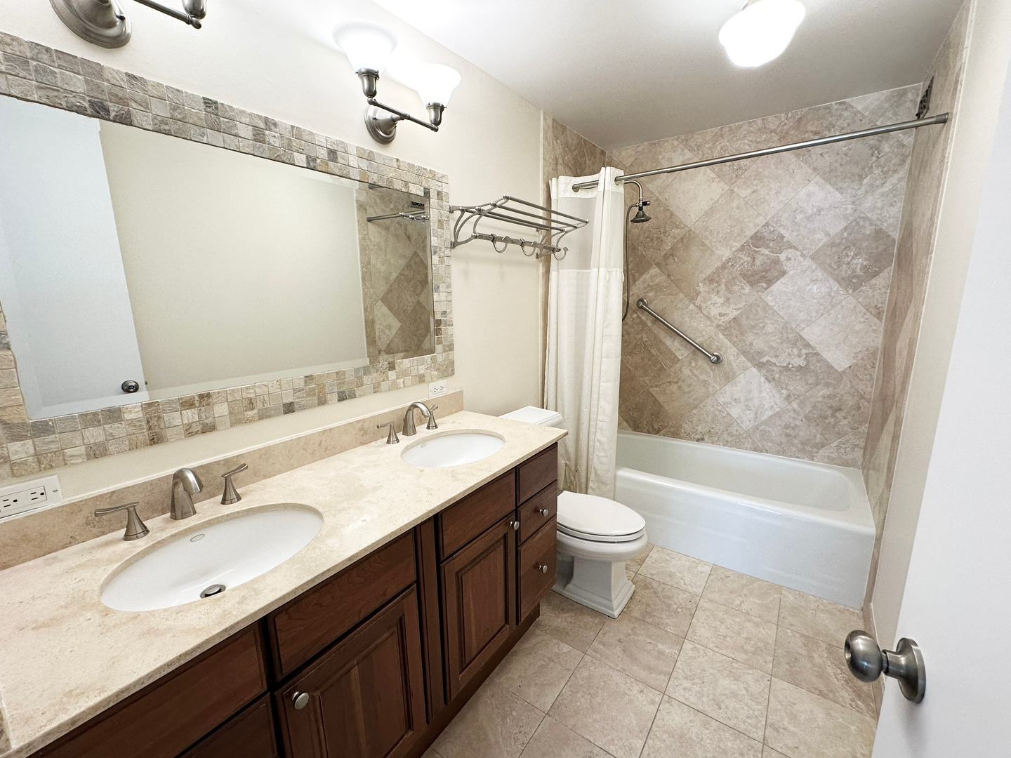 Building Photo - 360 E Randolph St