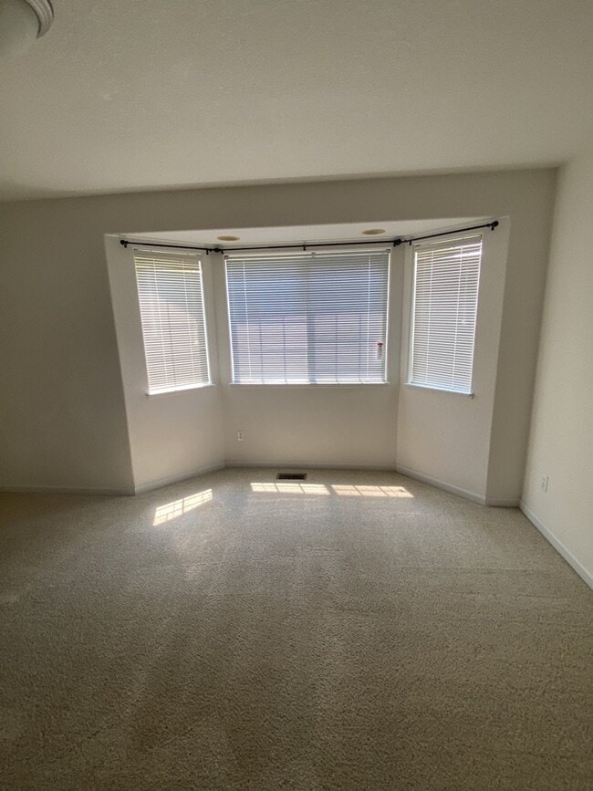 Building Photo - AVAILABLE SEPTEMBER! Charming Townhome in ...