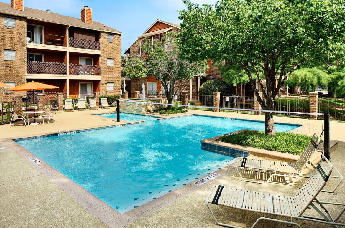 Building Photo - 2300 Balsam Dr