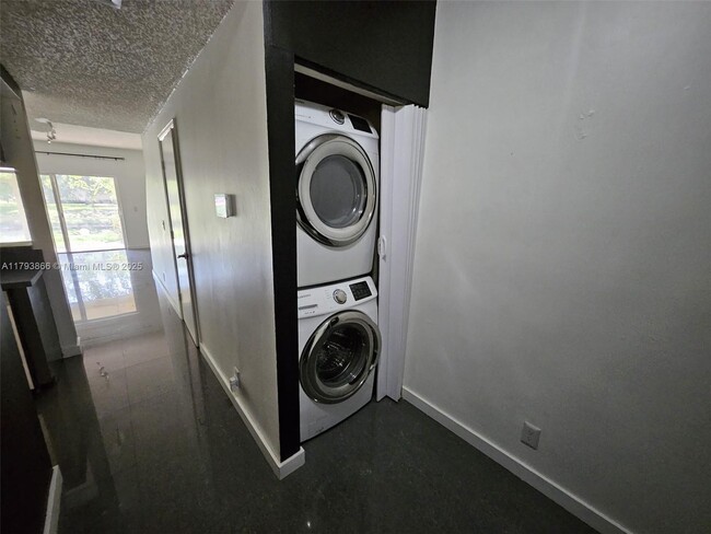 Building Photo - 117 SW 96th Ave