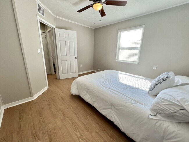 Building Photo - Renovated 2 Bedroom Jacksonville Heights D...