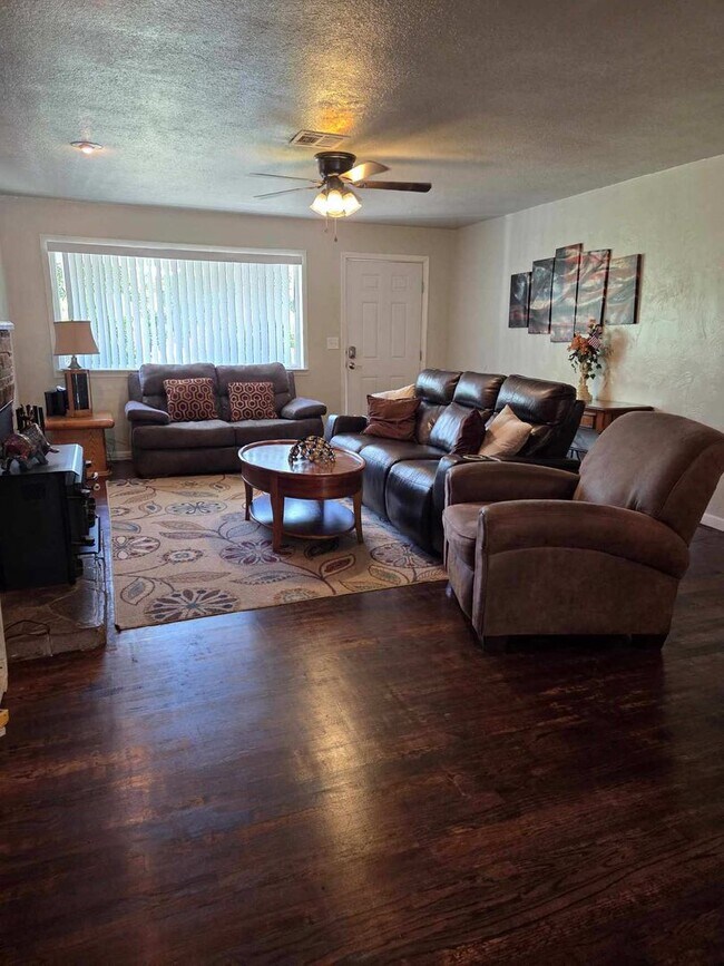 Building Photo - FURNISHED OR UNFURNISHED 5 BEDROOM 3 BATH HOME WITH POOL