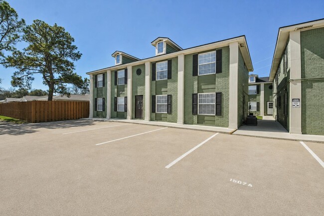 Building Photo - 1504 Broadmoor Dr