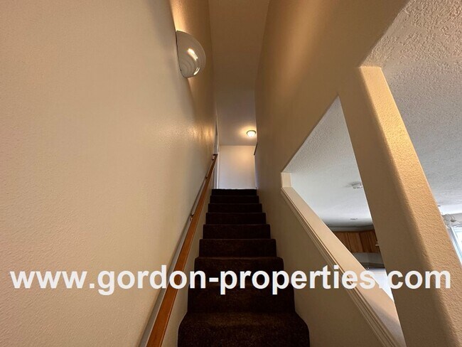 Building Photo - SE 73rd Ave - 3 bedroom townhouse in Mt Sc...