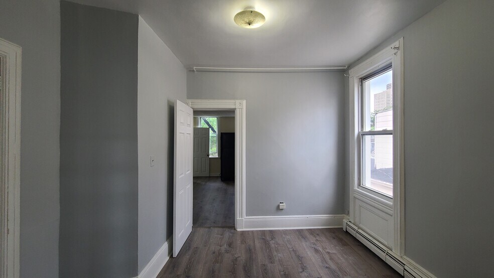 Building Photo - 302 Summit Ave