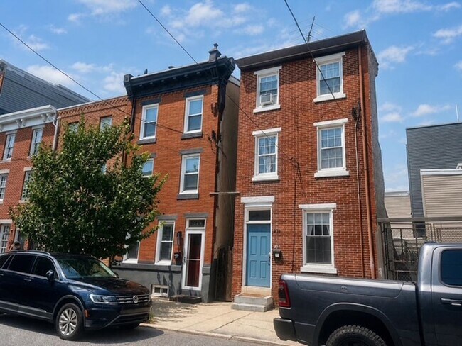 Building Photo - 249 E Thompson St