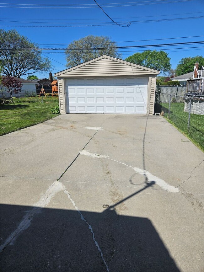 Building Photo - 27261 Woodmont St