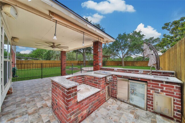 Building Photo - 16731 Creek Trail