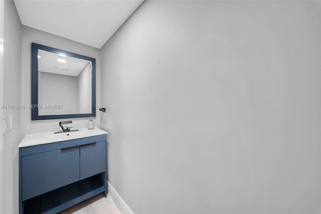 Building Photo - 707 NE 27th Ave