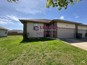 Building Photo - Spacious 2 Bedroom Duplex!