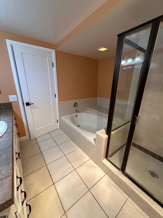 Building Photo - Huge 2 Bedroom 2 Bath Available For Immedi...