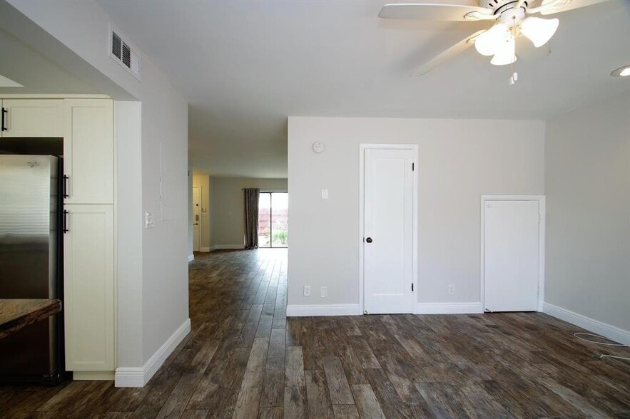 Building Photo - 3010 Willow Ln