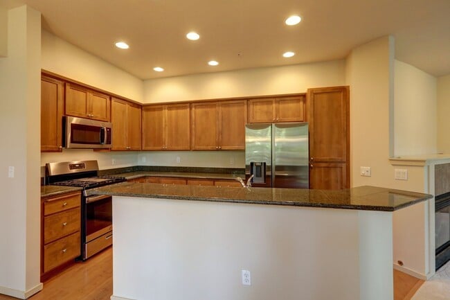 Building Photo - Gorgeous 3BR 2.5BA Issaquah Town Home Avai...