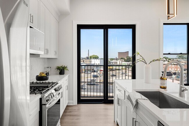 Building Photo - 523 2nd St