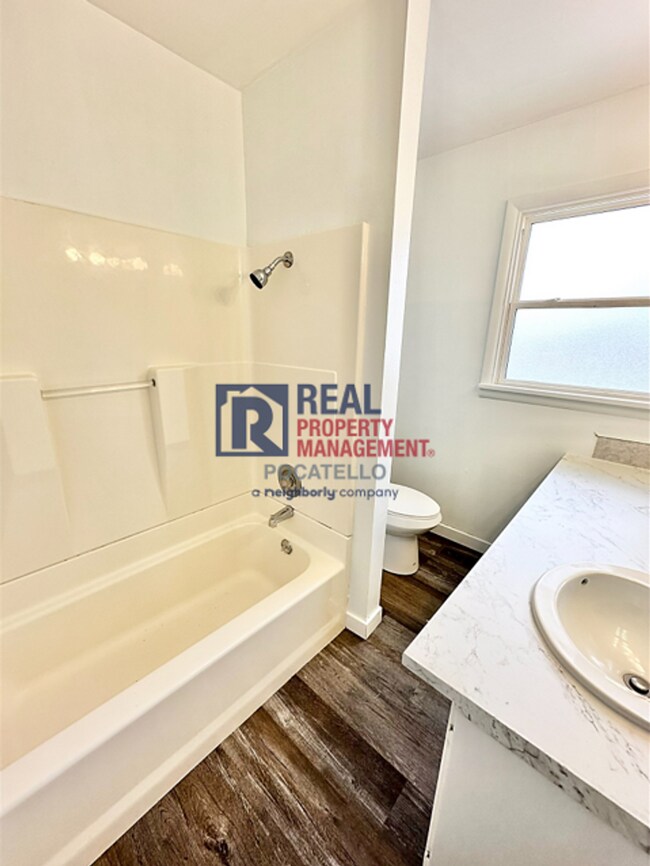 Building Photo - MOVE IN SPECIAL - 4 Bed 2 Bath House - PET...