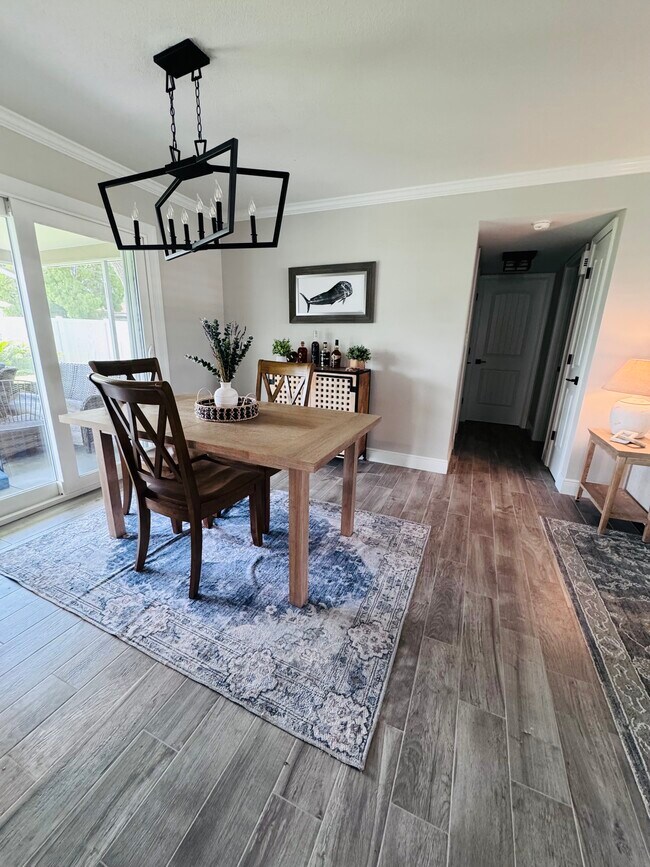 Building Photo - 13926 Sunset Dr