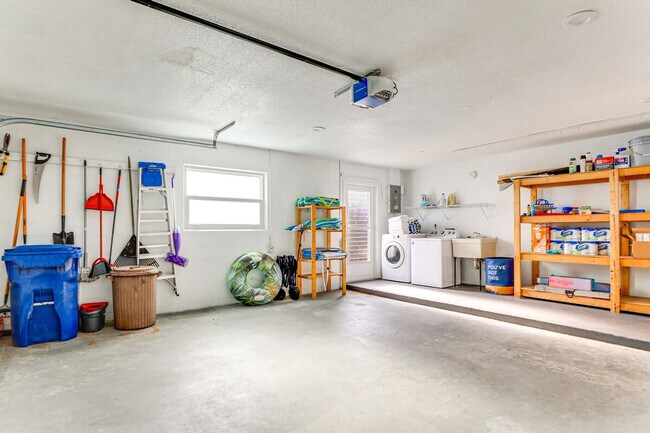 Building Photo - 3310 Siesta Dr