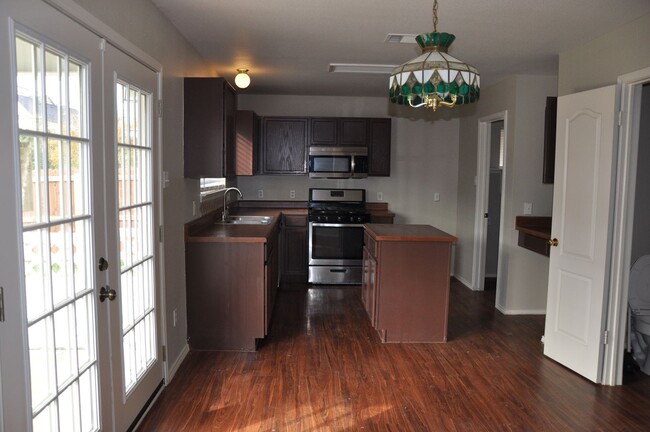 Building Photo - 3 Bedroom 2.5 Bath With Bonus Room in Laur...