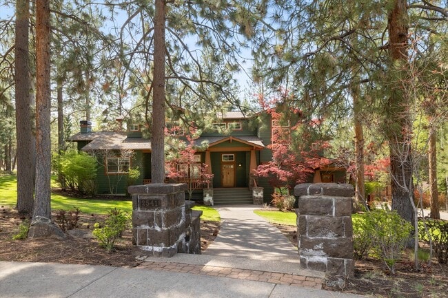 Primary Photo - Large home in Awbrey Butte
