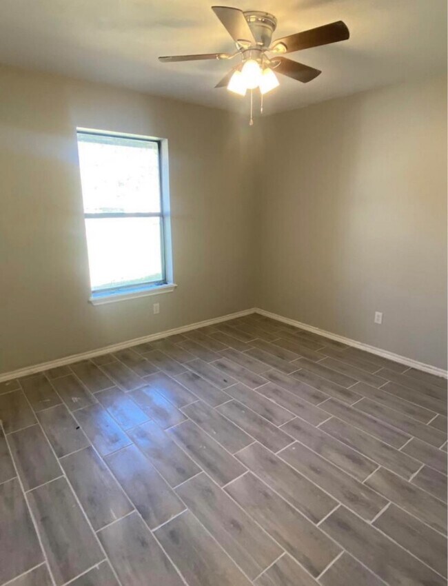 Building Photo - 4139 Stoneridge Dr