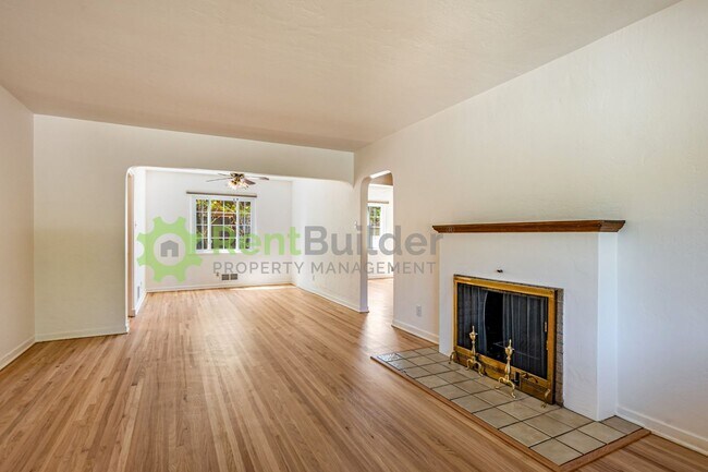 Building Photo - 3822 La Hacienda Dr NE