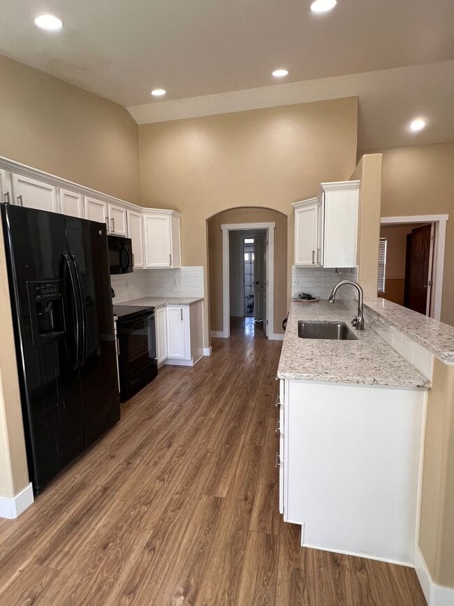 Building Photo - Private location in Crossroad Neighborhood!