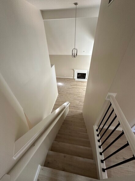 Building Photo - 17635 Hill Way